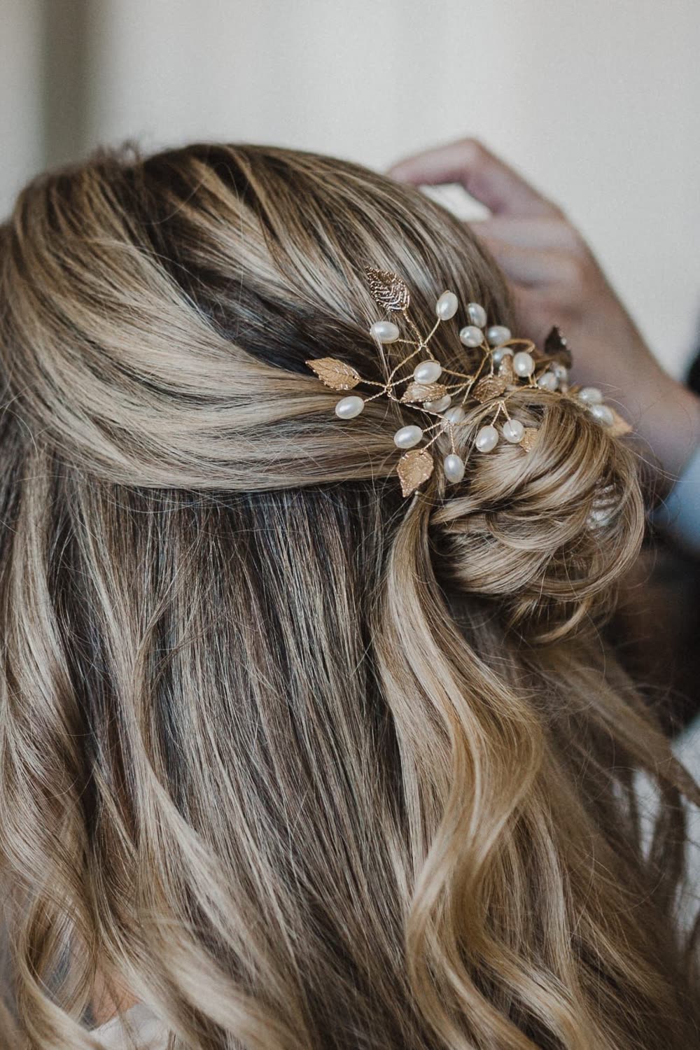 Halboffene Brautfrisur mit goldenem Haarschmuck, Nahaufnahme
